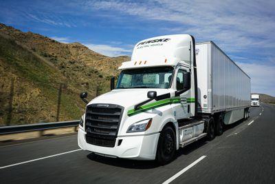 Truck Leasing and Daimler Truck North America (DTNA) commemorated the delivery of two battery electric production model Freightliner eCascadia semi-trucks. The delivery of these heavy-duty electric vehicles is a significant milestone for both companies and marks the culmination of a period of co-creation, refinement and field-testing that kicked off nearly five years ago.